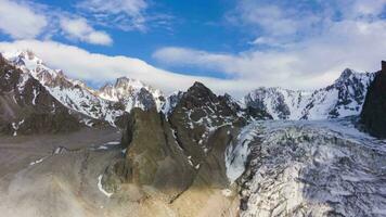 tian Shan montañas y azul cielo con nubes aéreo hiper lapso, hora lapso. zumbido moscas adelante video