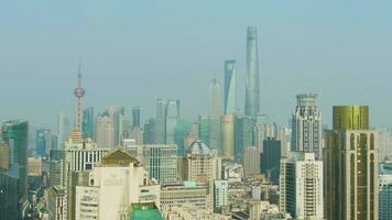 shanghai stad. huangpu och lujiazui distrikt stadsbild på klar dag. Kina. antenn se. Drönare flugor bakåt och nedåt. medium skott video