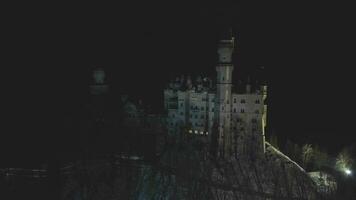 neuschwanstein slott på vinter- natt. bavarian alperna, Tyskland. antenn se. Drönare är kretsande moturs video