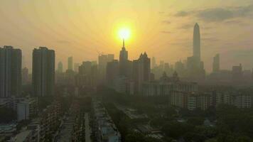 Shenzhen urbano Horizonte às nebuloso nascer do sol. arranha-céus do futiano distrito. China. aéreo visualizar. zangão moscas para cima video