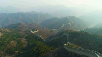 ótimo parede do China e verde montanhas. aéreo zangão tomada. vôo para trás e para baixo video