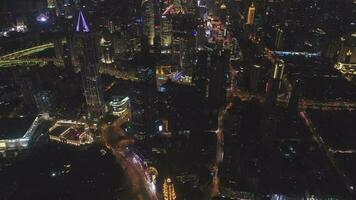 Xangai cidade às noite. Huangpu Horizonte. China. aéreo visualizar. zangão moscas avançar, inclinar acima video