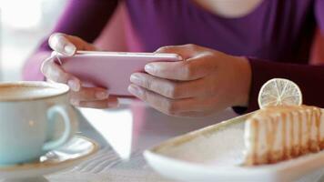 femme avec téléphone intelligent et café tasse dans café video