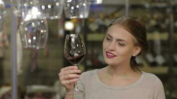 bella giovane donna che beve vino video