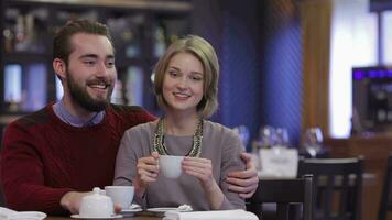 atractivo joven Pareja en un café video