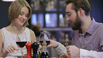 hermosa Pareja teniendo romántico cena a restaurante video