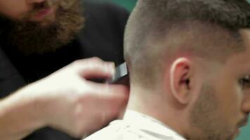 bärtiger brutaler Mann in einem Friseurladen video