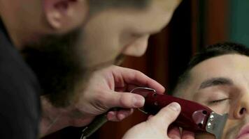 Barbier rasieren und Modellieren Bart beim das Haar salo video