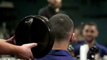 barberare visar kort frisyr med spegel video