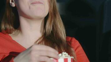 vicino su ragazza masticazione Popcorn video