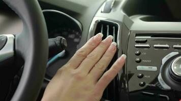 detail van een vrouw hand- binnen de auto video