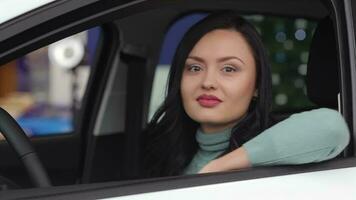 sonriente mujer demostración el coche llave video