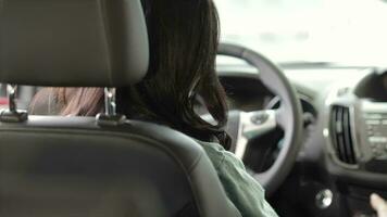 joven mujer haciendo pulgares arriba en coche video