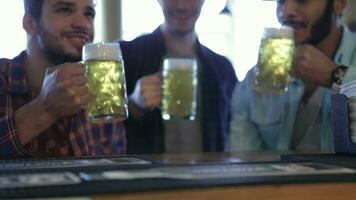 Hommes avec Bière réjouir le la victoire de équipe video