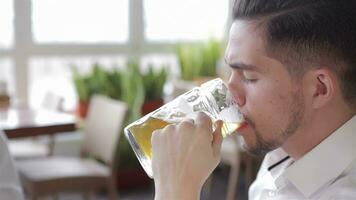 portret van knap jong mannen drinken bier video