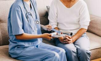 médico y paciente sentado y hablando a médico examen a hospital oficina, de cerca. terapeuta relleno arriba medicación historia registros. medicina y cuidado de la salud concepto. foto