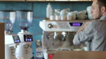 guapo barista haciendo una taza de café video