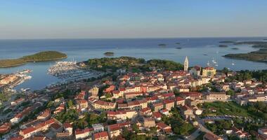 Drönare video av de kroatisk hamn stad av vrsar på de limski fjord från de kyrka klocka torn