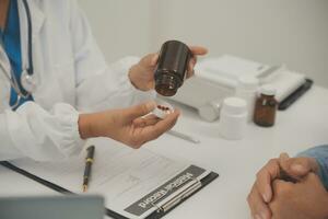 médico y paciente sentado y hablando a médico examen a hospital oficina, de cerca. terapeuta relleno arriba medicación historia registros. medicina y cuidado de la salud concepto. foto