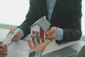 real inmuebles agente y cliente firma contrato a comprar casa, seguro o préstamo real finca.alquiler un casa, consigue seguro o préstamo real inmuebles o propiedad. foto