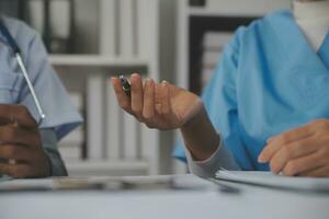 doctores, enfermero o ordenador portátil en noche trabajo en equipo, médico investigación o cirugía planificación en bienestar hospital. hablando, pensando o cuidado de la salud mujer en tecnología para colaboración ayuda o vida seguro aplicación foto