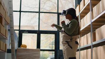 gerente en almacén vistiendo vr gafas de protección, utilizando tecnología a visualizar cómo a mejor apilar cartulina cajas en estantería a hacer habitación para más. supervisor en almacenamiento cubo usos virtual realidad foto