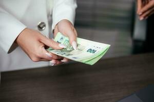 joven hermosa mujer contando dinero, euro en el oficina. mujer de negocios. euro divisa. dinero en manos. salvar dinero y invertir en el futuro foto