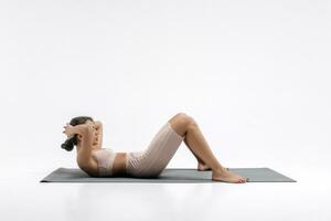 joven atractivo mujer practicando yoga aislado en blanco antecedentes. concepto de sano vida y natural equilibrar Entre cuerpo y mental desarrollo foto