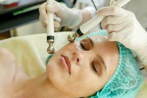 cosmetóloga hace el procedimiento microcorriente terapia belleza salón foto