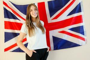 joven mujer con banderas de Inglés Hablando países foto