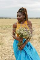 africano americano joven mujer teniendo divertido al aire libre a puesta de sol. foto