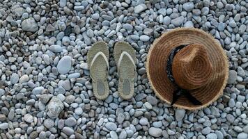 viaje vacaciones concepto con dar la vuelta fracaso sandalias y playa staw foto