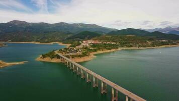 ein Antenne Aussicht von ein Brücke Über ein groß Körper von Wasser video