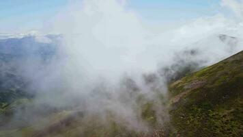 uma majestoso montanha panorama com vapor Aumentar a partir de a terra video