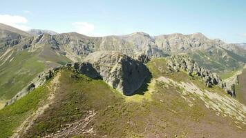 een adembenemend antenne visie van majestueus berg pieken video