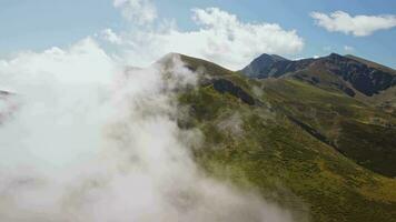 ein majestätisch Berg Angebot verhüllt im ätherisch Wolken video
