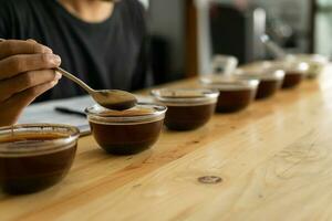 café frijoles asado proceso. el proceso de utilización de tazas negro Café exprés americano café cuales tiene ido mediante asado, calidad controlar y fabricación de cerveza procesos foto