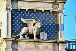 con alas león estatua en Italia foto