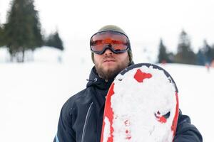 hombre Snowboarding en el montañas foto