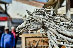 caballo escultura hecho desde madera flotante foto