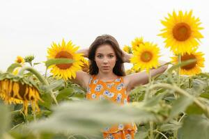 joven hermosa mujer disfrutando verano foto