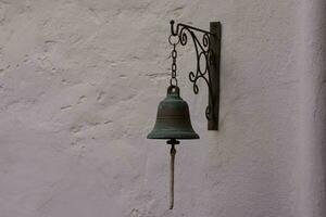 antiguo campana en el pared foto