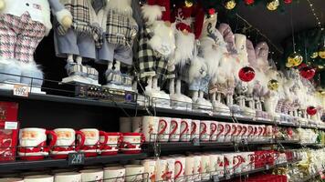 Navidad decoraciones en el estantería en el almacenar. Navidad y nuevo año vacaciones. un grande selección de varios nuevo años regalos y decoraciones para el invierno Días festivos en el supermercado. video