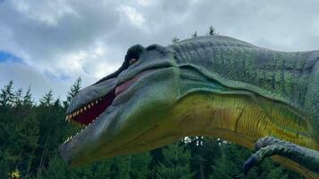 Dinosaurier Tyrannosaurus T-Rex ging Jagd gegen das Hintergrund von Grün Bäume im ein prähistorisch Wald. ein Aussicht von ein Grün Dinosaurier ziehen um im das Wald unter das Bäume. Dinosaurier Park im das Wald. video