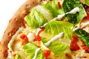 queso y yogur Pizza con pollo, Tomates, rojo frijoles y verde lechuga foto