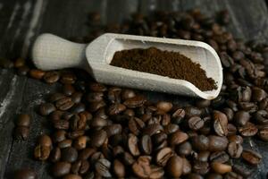 granos de café en la mesa de madera foto