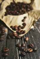 granos de café en la mesa de madera foto
