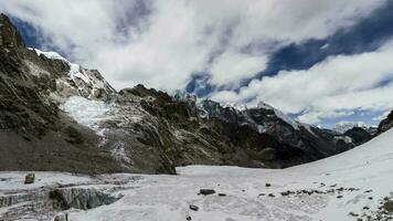 tempo periodo di montagne, ghiacciaio e nuvole. in movimento ombre di nuvole su montagne. himalaya, Nepal. video