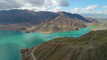 sale lago con depositi di bianca sale. aereo verticale superiore Visualizza. video