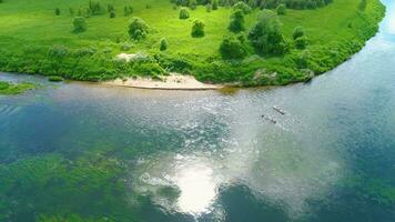 Due kayak siamo andando per fiume costa. verde prato e alberi. aereo Visualizza. video